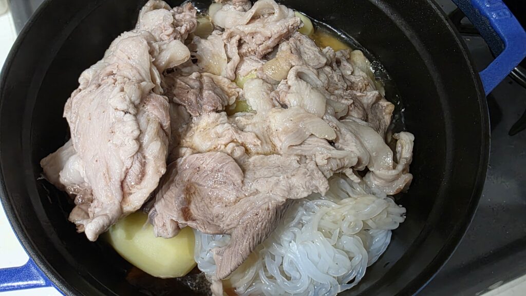 25分火にかけて蓋を開けてみた状態。まだ完全に煮立っておらず、野菜の水分も出てきていないため、水位が足りない状態。
