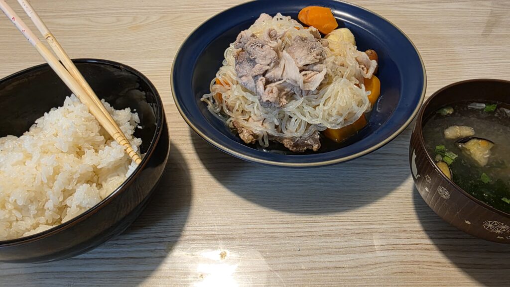 白ご飯、無水肉じゃが、お味噌汁