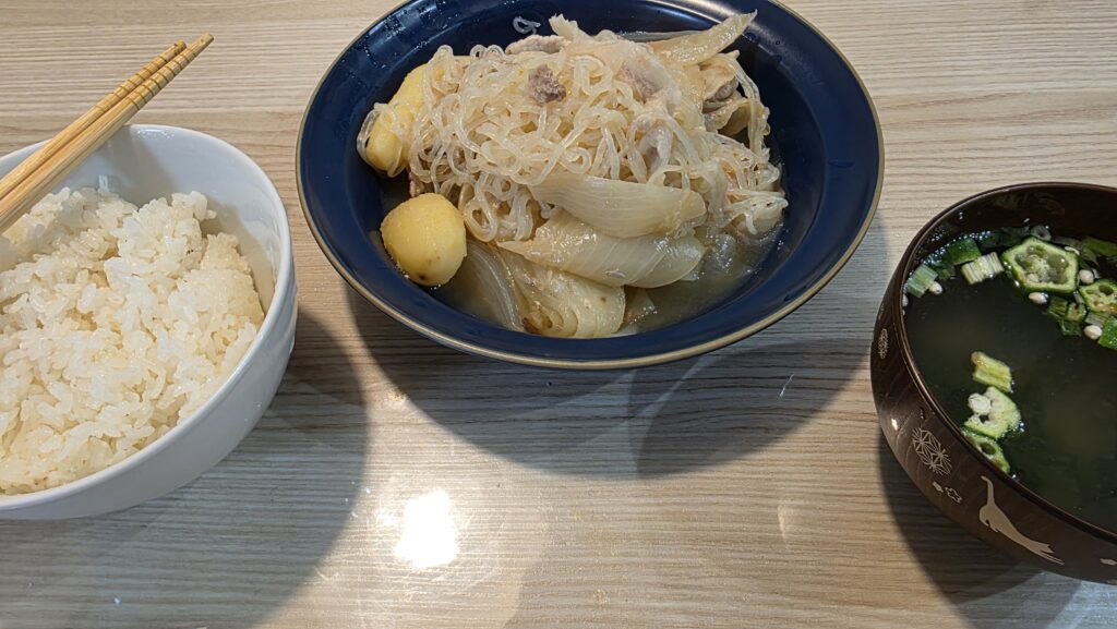 白ご飯、無水肉じゃが、お味噌汁