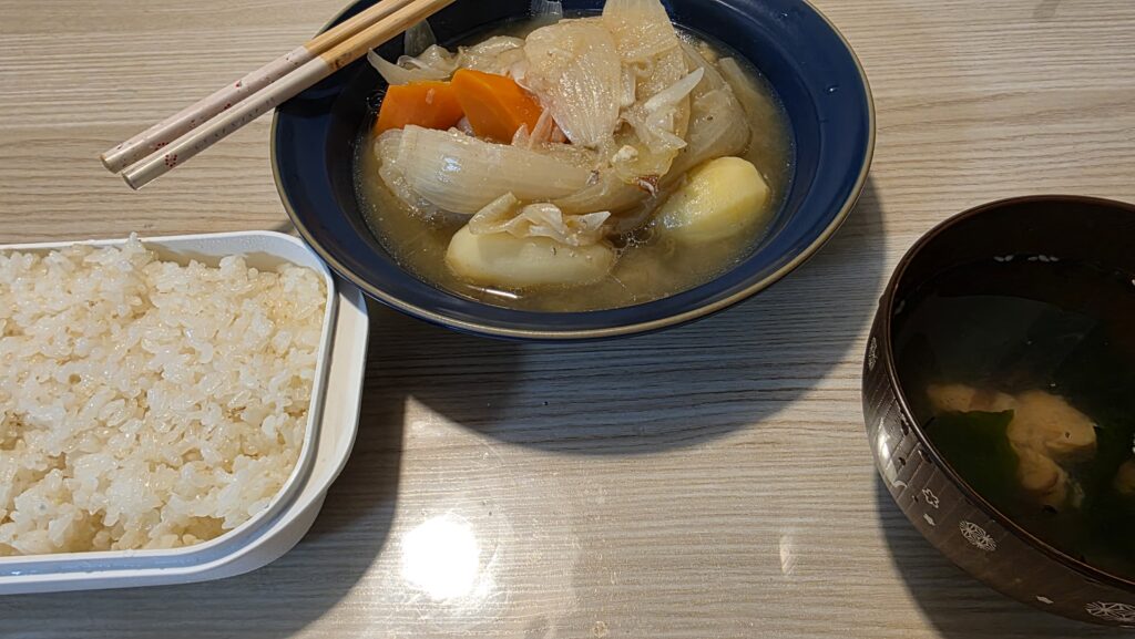 白ご飯、無水肉じゃが、お味噌汁