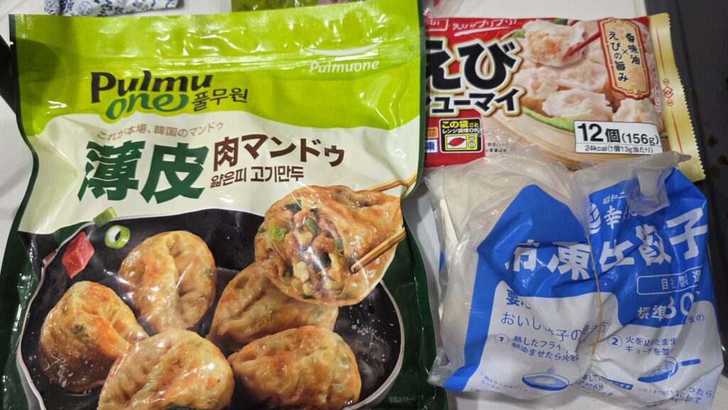 冷凍肉マンドゥ、冷凍えびシューマイ、幸楽苑の冷凍生餃子のパッケージ