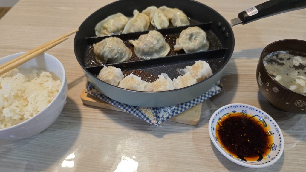 白ご飯、仕切りフライパンで作った焼き餃子、肉マンドゥ、えびシューマイ。
