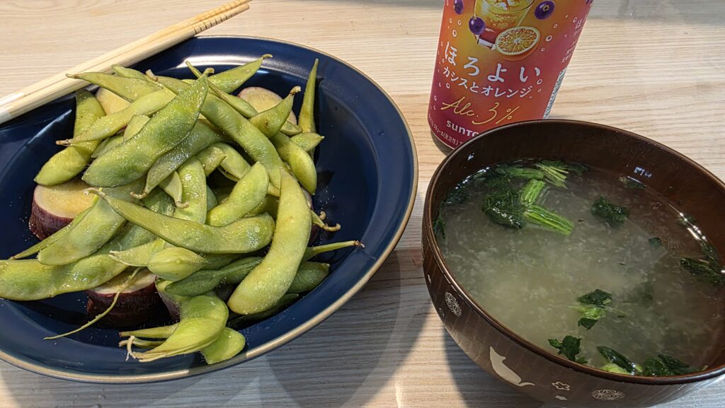 蒸したさつまいもと枝豆、ほろよい カシスとオレンジ、お味噌汁