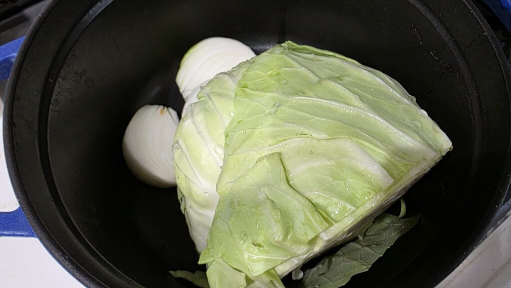 玉ねぎを敷き、その上にキャベツ4分の1玉を乗せた状態。