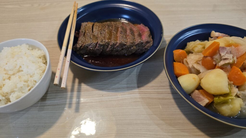 白ご飯、ローストビーフ、無水ポトフ