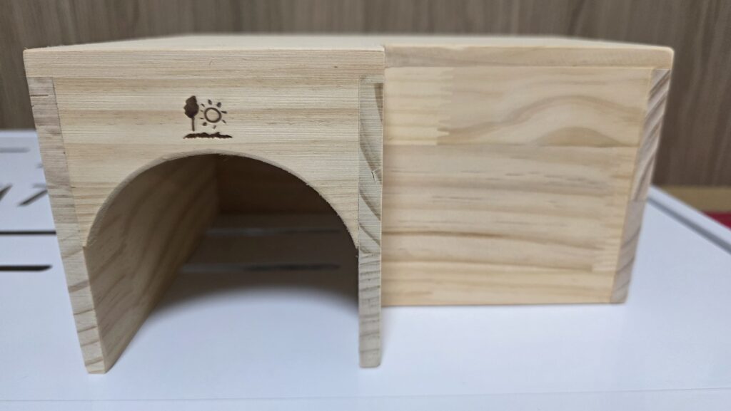 ひまわりちゃんの隠れ家として購入したモルハリハウス。正面の入り口側からの写真。