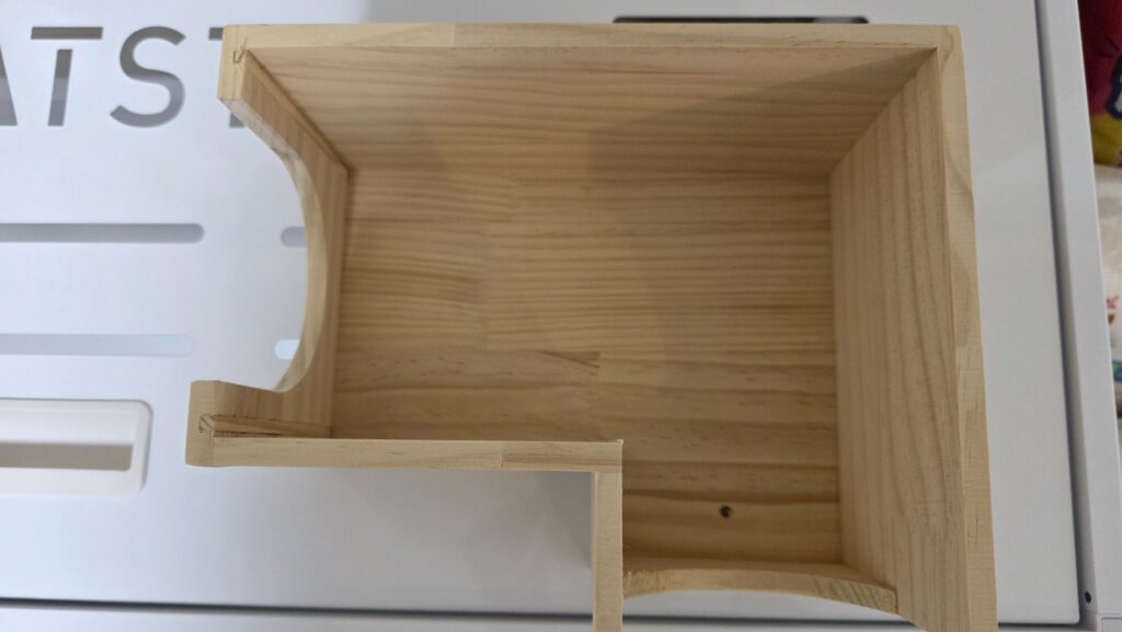 ひまわりちゃんの隠れ家として購入したモルハリハウス。ひっくり返して内側の構造を撮影したもの。L字で中は空洞になっている。