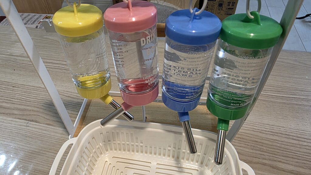 届いたハムスター用給水ボトル4本に漏れや排出不良がないか動作確認をしている様子。