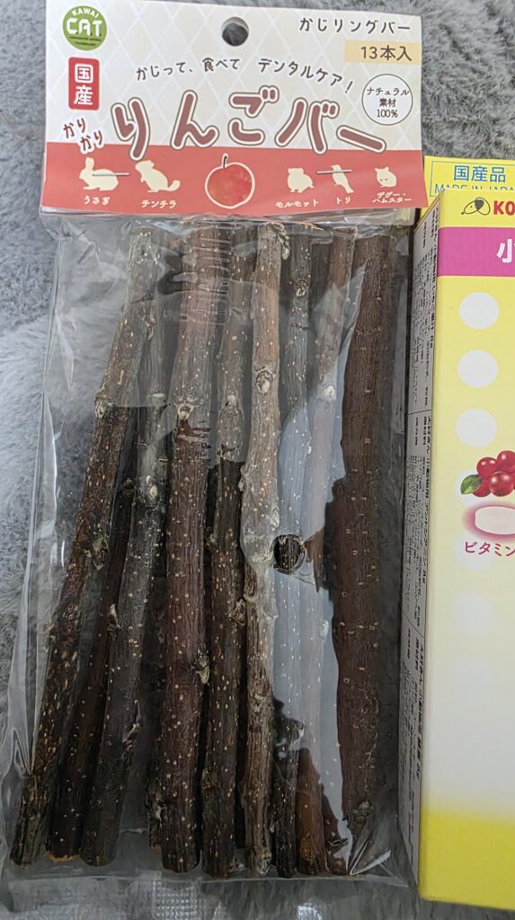 かじり木として買ったりんごバーのパッケージ