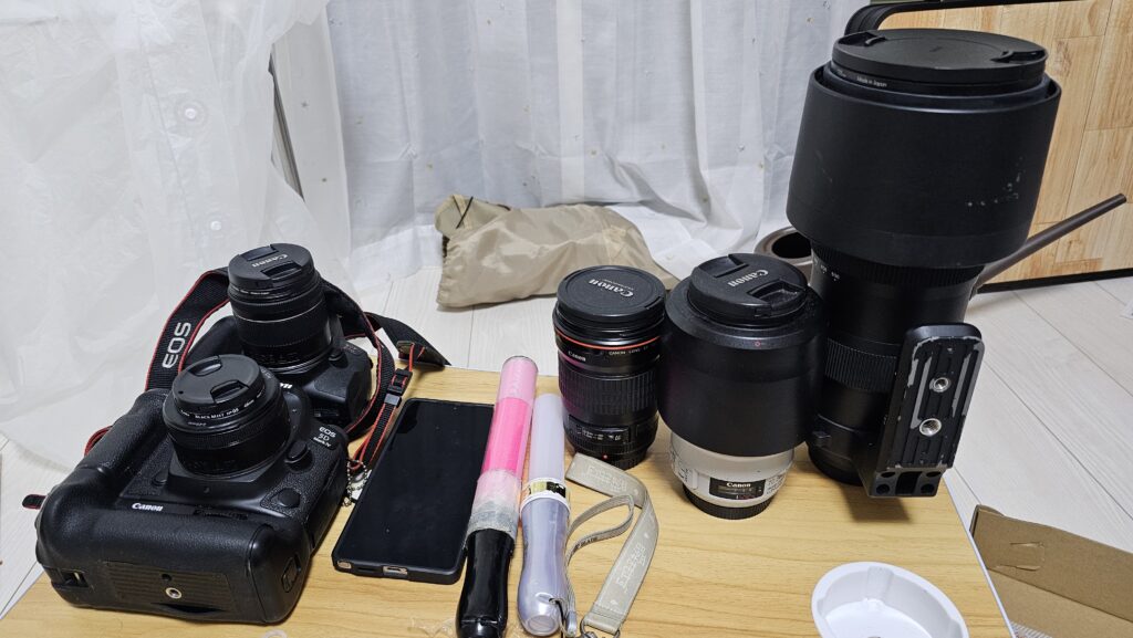 ライブアイドルの現場に行くときに使用している機材の写真。Canon EOS Kiss X10i、Canon EOS 5D MarkⅣ、Galaxy S25 Ultra、キングブレードMAX2 シャイニング ピンク、キングブレード X10 V スーパーチューブ、EF135mm F2L USM、Canon EF70-300mm F4-5.6L IS USM、SIGMA SPORTS 60-600mm F4.5-6.3 DG OS HSM
