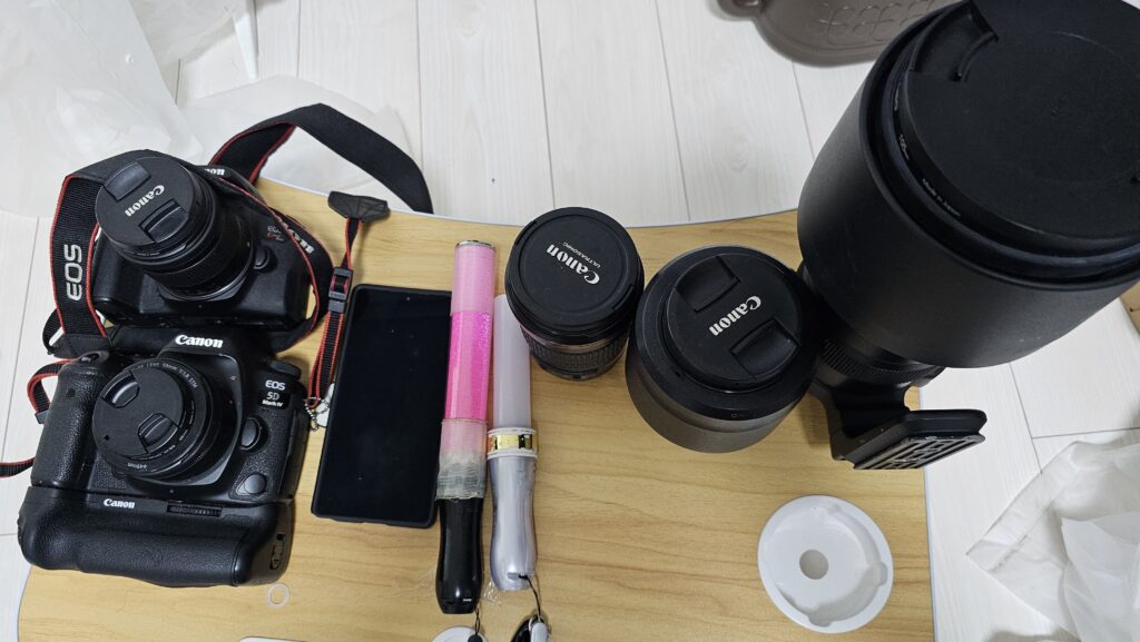 ライブアイドルの現場に行くときに使用している機材の写真。Canon EOS Kiss X10i、Canon EOS 5D MarkⅣ、Galaxy S25 Ultra、キングブレードMAX2 シャイニング ピンク、キングブレード X10 V スーパーチューブ、EF135mm F2L USM、Canon EF70-300mm F4-5.6L IS USM、SIGMA SPORTS 60-600mm F4.5-6.3 DG OS HSM