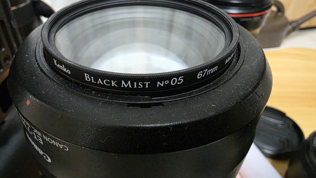 望遠ズームレンズ｜Canon EF70-300mm F4-5.6L IS USMにミストフィルター｜Kenko ブラックミスト No.05 N 67mmを装着した状態の写真