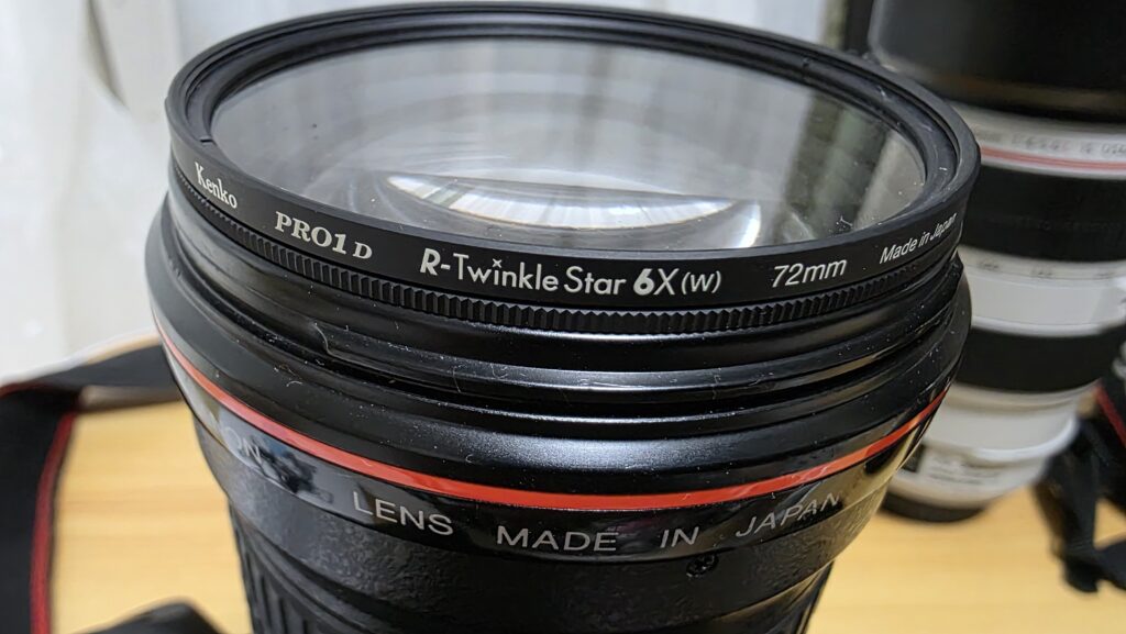 CanonのEF135mm F2L USMにクロスフィルターPRO1D R-トゥインクル･スター6X(W)を装着した状態の写真