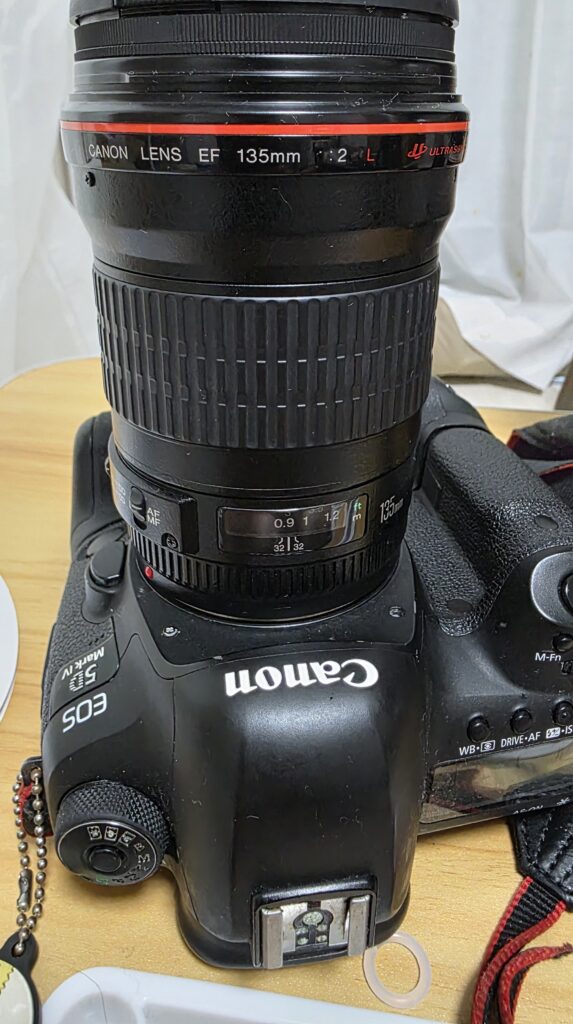Canon EOS 5D MarkⅣにEF135mm F2L USMを装着した状態の写真