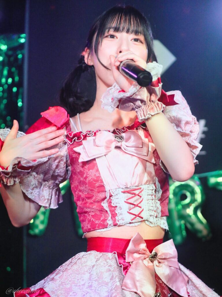 embellir(あんべりー)の水野ひなた(みずのひなた)ちゃんを最前列0番の位置からライブ中に撮影した写真。 ひなたちゃんはこの日の主役の七瀬ましろちゃんをリスペクトして先端をやや巻いたツインテールをしている。 両思いデイドリームの曲中、複雑な感情を表現する、ハートが乱高下するようなジェスチャーの途中。 2026年3月22日　神田CLUB F♯　七瀬ましろ生誕祭2026 ～ねぇねぇ教えて！ましろ、今日も可愛い？～にて撮影。