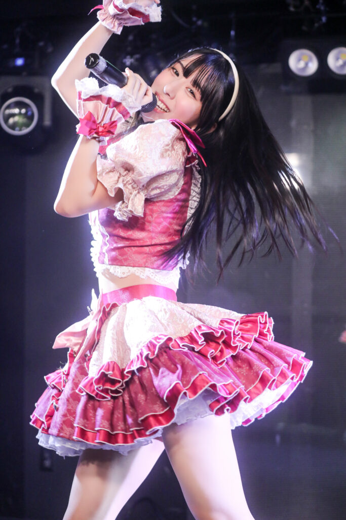 GOTANDA G4でembellir（あんべりー）の水野ひなた（みずのひなた）ちゃんをEOS 5D Mark IVとEF70-300mm（78mm）で縦位置に撮ったライブ写真。ピンクの衣装で髪をなびかせて振り向いている。1/250、F4.0、ISO 3200。