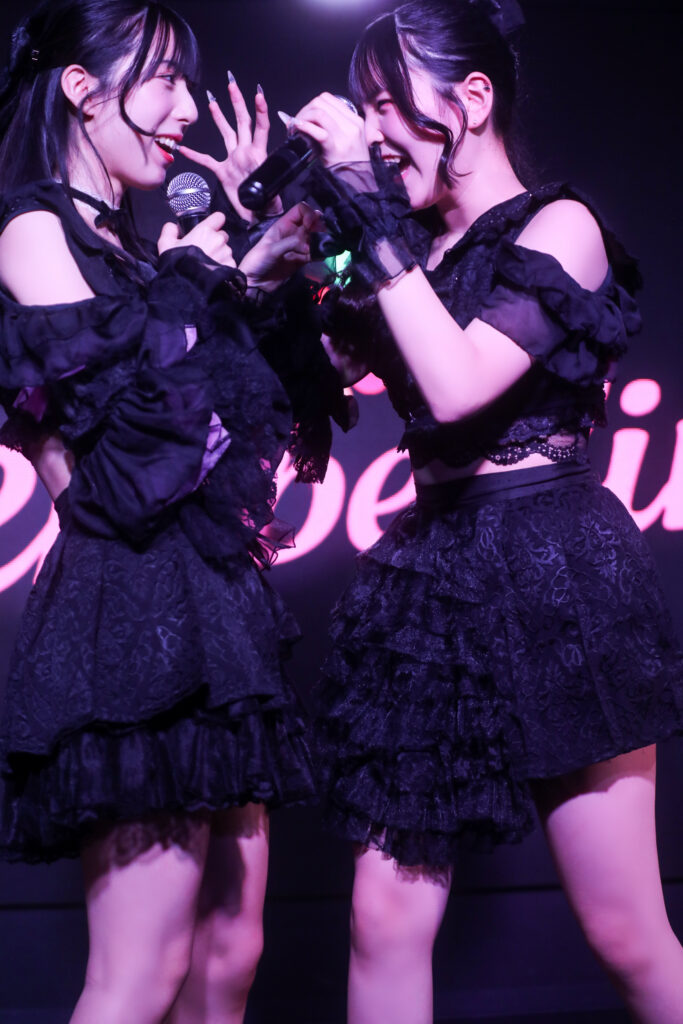 水野ひなたちゃんと遥乃ももかちゃんのツーショット。ももかちゃんがひなたちゃんの事をおどかすように「がおー！」というポーズをしている