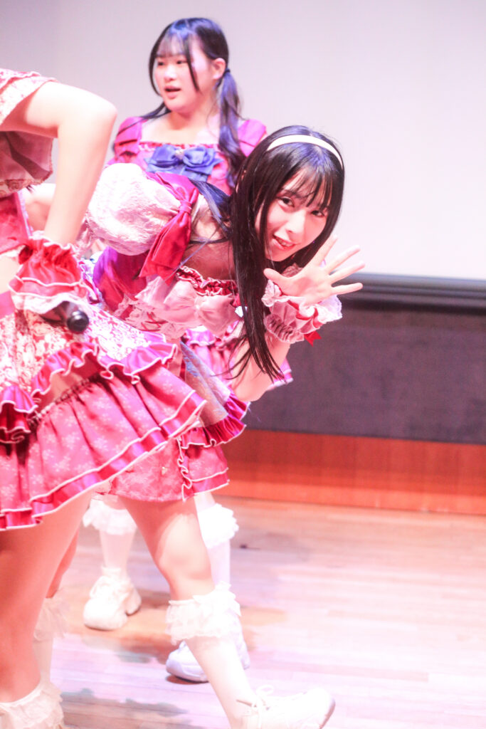 embellir(あんべりー)の水野ひなたちゃんをライブ中に撮影した写真。
やや目線を下げてステージ全体を撮っている定点カメラにアピールしてくれている。
2025年11月30日　渋谷SHIDAX Culture Hall　IDOL大博覧会にて撮影。