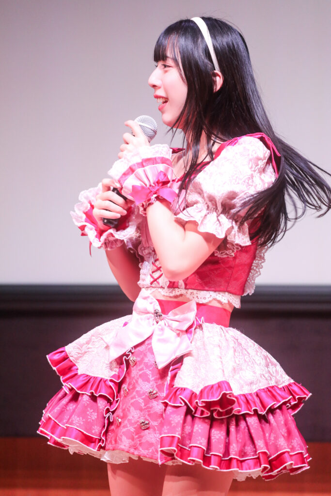 embellir(あんべりー)の水野ひなたちゃんをライブ中に撮影した写真。
MC中振り返った瞬間の横顔。後ろ髪が遠心力でふわっと浮いている。
2025年11月30日　渋谷SHIDAX Culture Hall　IDOL大博覧会にて撮影。