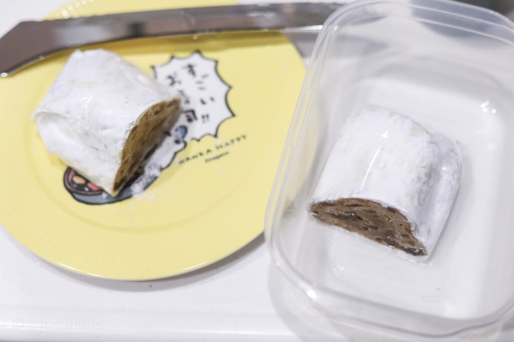 2等分したシュトーレンを片方はお皿、片方はタッパーにラップにもくるまずそのまま突っ込んでいる写真。