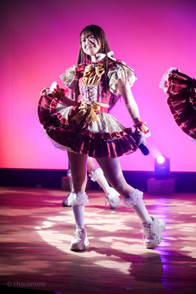 embellir(あんべりー)の泡沫あおい(泡沫あおい)ちゃんをライブ中に撮影した写真。スカートの裾を持ち上げてプリンセスポーズをしている。
2025年12月28日なかのZERO小ホール IDOL CREAM SODA!!にて撮影。