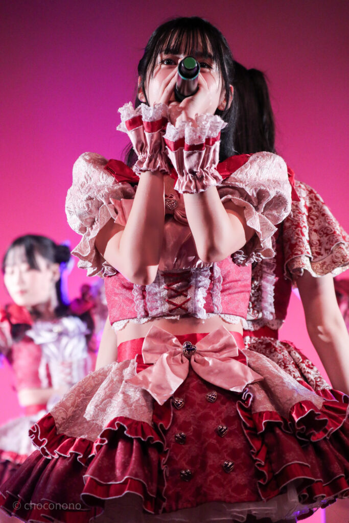 embellir(あんべりー)水野ひなた(みずのひなた)ちゃんをライブ中に撮影した写真。マイクを握りしめ正面を見据えながら熱唱している。
2025年12月28日なかのZERO小ホール IDOL CREAM SODA!!にて撮影。