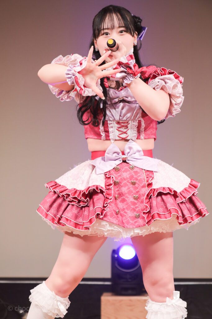 embellir(あんべりー)の甘夏あも(あまなつあも)ちゃんをライブ中に撮影した写真。右手を前に突き出しながら熱唱している。
2025年12月28日なかのZERO小ホール IDOL CREAM SODA!!にて撮影。