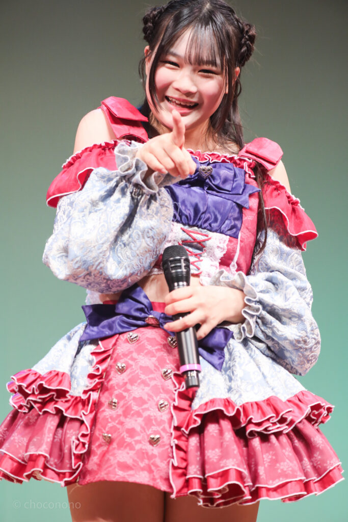 embellir(あんべりー)の恋羽あゆう(こはねあゆう)ちゃんをライブ中に撮影した写真。笑顔でこちらを指さしてくれている。2025年12月28日なかのZERO小ホール IDOL CREAM SODA!!にて撮影。