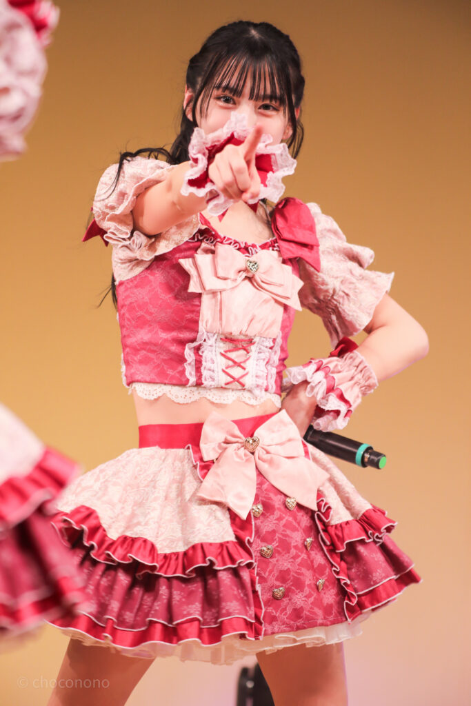 embellir(あんべりー)の水野ひなたちゃんをライブ中に撮影した写真。「君を見つけたの」という歌詞でこちらを指さして見つけてくれている。 2025年12月28日なかのZERO小ホール IDOL CREAM SODA!!にて撮影。