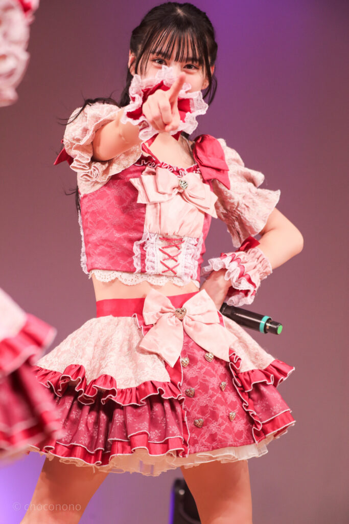 embellir(あんべりー)の水野ひなたちゃんをライブ中に撮影した写真。「君を見つけたの」という歌詞でこちらを指さして見つけてくれている。 2025年12月28日なかのZERO小ホール IDOL CREAM SODA!!にて撮影。