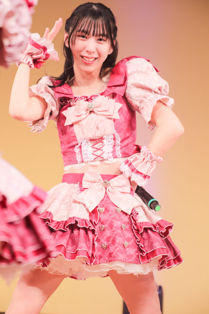 embellir(あんべりー)の水野ひなたちゃんをライブ中に撮影した写真。「君を見つけたの」という歌詞で頭の上に久を作るようにして「見つけた」のジェスチャーをしてくれている。 2025年12月28日なかのZERO小ホール IDOL CREAM SODA!!にて撮影。