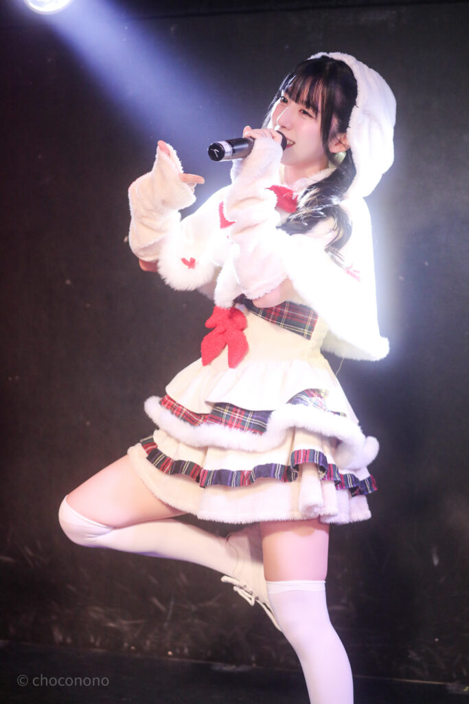 GOTANDA G3でembellir（あんべりー）の水野ひなた（みずのひなた）ちゃんをEOS 5D Mark IVとEF70-300mm（78mm）にブラックミストを付けて縦位置で撮ったライブ写真。左上のスポットライトの光がふんわりとにじみ、白い衣装のファーもやわらかく光っている。1/250、F4.0、ISO 2500。