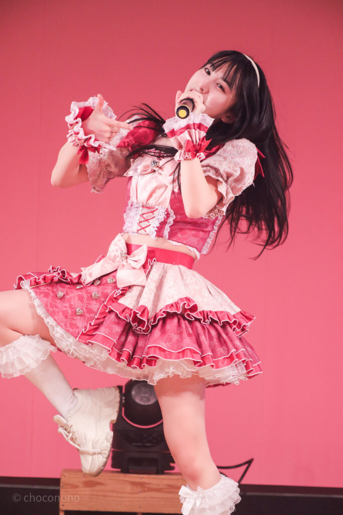 embellir(あんべりー)の水野ひなた(みずのひなた)ちゃんを最前0番からライブ中に撮影した写真。 ベリーベリーの「シャッターチャンス」でポーズを決めながら脚を上げている。とても綺麗。 2026年1月17日なかのZERO小ホール　IDOL SODA Stream!!にて撮影