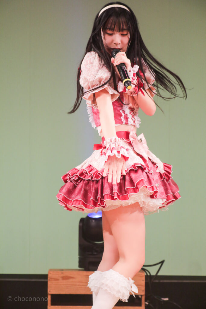 embellir(あんべりー)の水野ひなた(みずのひなた)ちゃんを最前0番からライブ中に撮影した写真。 ベリーベリーの二番サビ終わり「イメージの先今しか未来」で手を前に差し出すポーズ。ダイナミックな動きに髪がなびいていてとても綺麗。 2026年1月17日なかのZERO小ホール　IDOL SODA Stream!!にて撮影