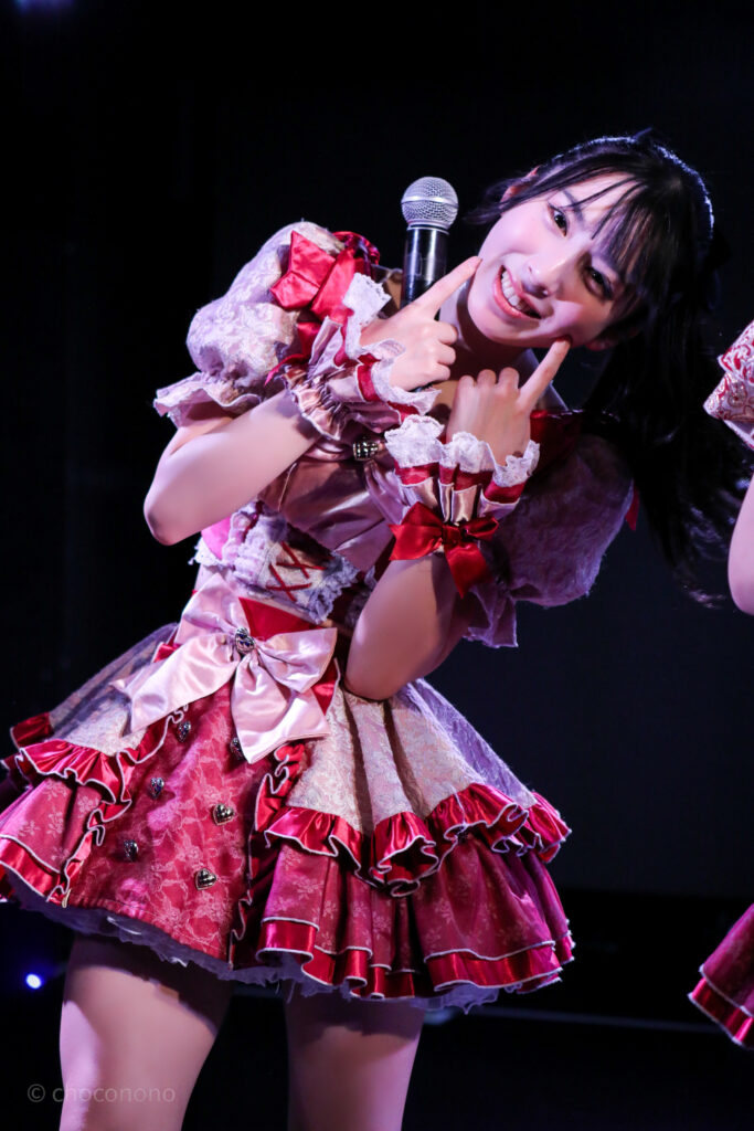 embellir(あんべりー)の水野ひなた(みずのひなた)ちゃんを最前0番からライブ中に撮影した写真。 お気に入りの紺色のリボンにポニーテール。 こちらをまっすぐに見つめながらほっぺたに指を当ててにこっと笑いかけてくれている。 2026年1月18日中野坂上S.U.B Tokyo IDOL ADVENTUREにて撮影