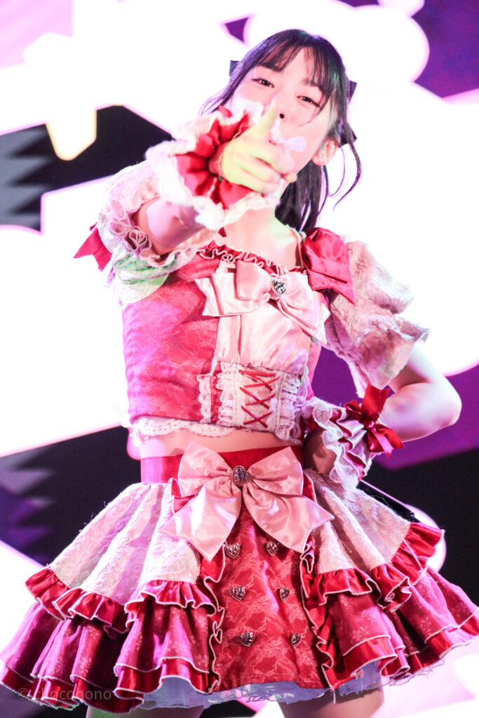 embellir(あんべりー)の水野ひなた(みずのひなた)ちゃんを最前0番からライブ中に撮影した写真。 お気に入りの紺色のリボンにポニーテール。ときめきフルスロットルの「君を見つけたの」の歌詞に合わせてこちらを真っ直ぐ見つめながら指さしてくれている。 2026年1月18日中野坂上S.U.B Tokyo IDOL ADVENTUREにて撮影