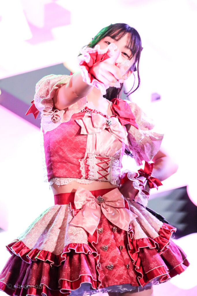 embellir(あんべりー)の水野ひなた(みずのひなた)ちゃんを最前0番からライブ中に撮影した写真。 お気に入りの紺色のリボンにポニーテール。ときめきフルスロットルの「君を見つけたの」の歌詞に合わせてこちらを真っ直ぐ見つめながら指さしてくれている。 2026年1月18日中野坂上S.U.B Tokyo IDOL ADVENTUREにて撮影