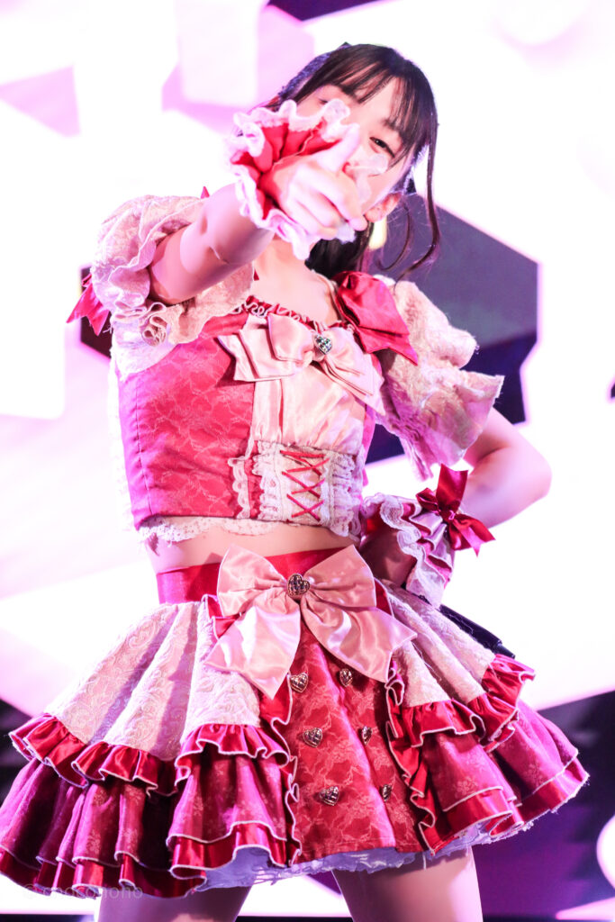 embellir(あんべりー)の水野ひなた(みずのひなた)ちゃんを最前0番からライブ中に撮影した写真。 お気に入りの紺色のリボンにポニーテール。ときめきフルスロットルの「君を見つけたの」の歌詞に合わせてこちらを真っ直ぐ見つめながら指さしてくれている。 2026年1月18日中野坂上S.U.B Tokyo IDOL ADVENTUREにて撮影