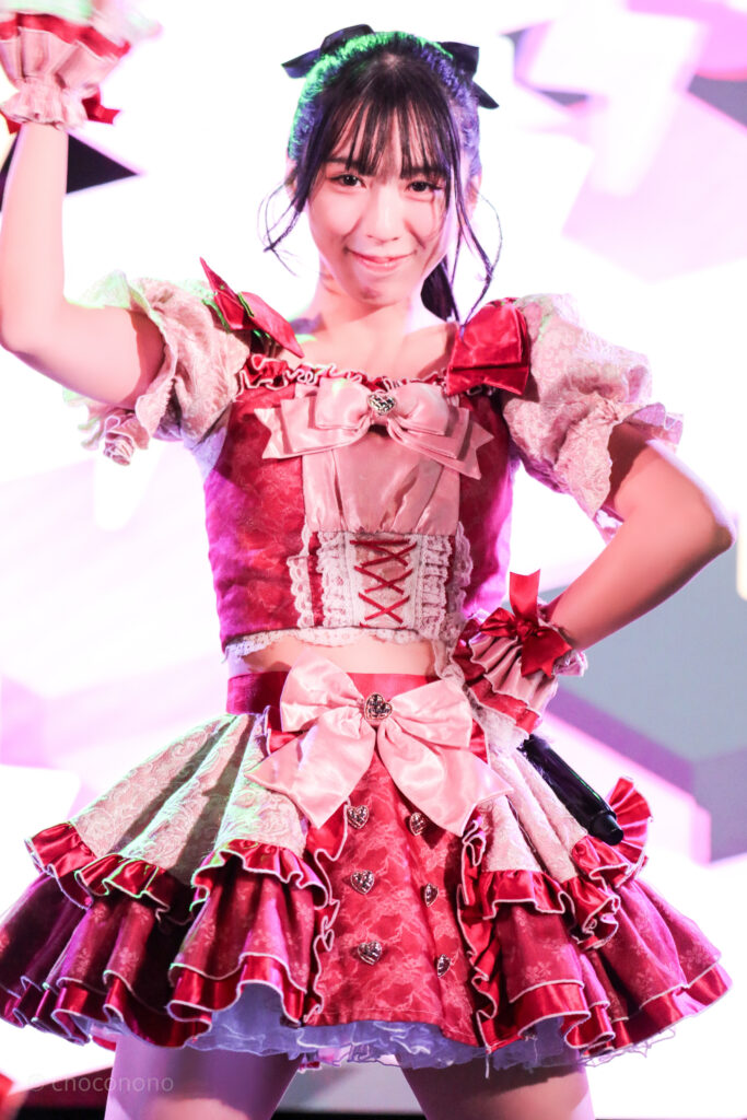 embellir(あんべりー)の水野ひなた(みずのひなた)ちゃんを最前0番からライブ中に撮影した写真。 お気に入りの紺色のリボンにポニーテール。ときめきフルスロットルの「君を見つけたの」の歌詞に合わせてこちらを真っ直ぐ見つめてくれている。 2026年1月18日中野坂上S.U.B Tokyo IDOL ADVENTUREにて撮影