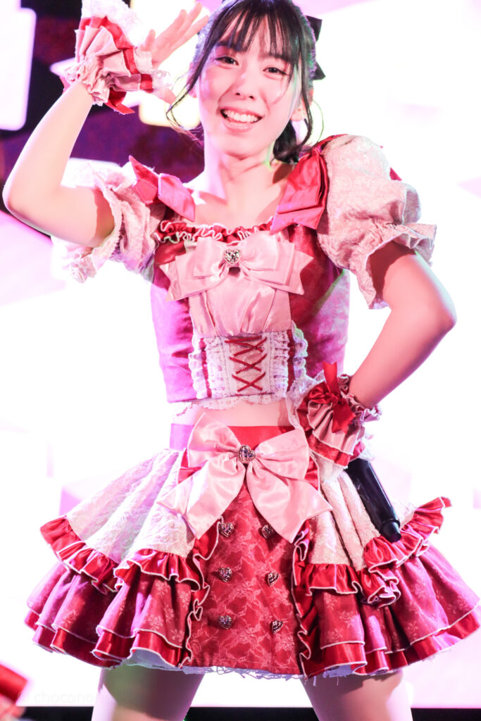 embellir(あんべりー)の水野ひなた(みずのひなた)ちゃんを最前0番からライブ中に撮影した写真。 お気に入りの紺色のリボンにポニーテール。ときめきフルスロットルの「君を見つけたの」の歌詞に合わせて顔の前に手でひさしを作るようにしながらこちらを真っ直ぐ見つめてくれている。 2026年1月18日中野坂上S.U.B Tokyo IDOL ADVENTUREにて撮影