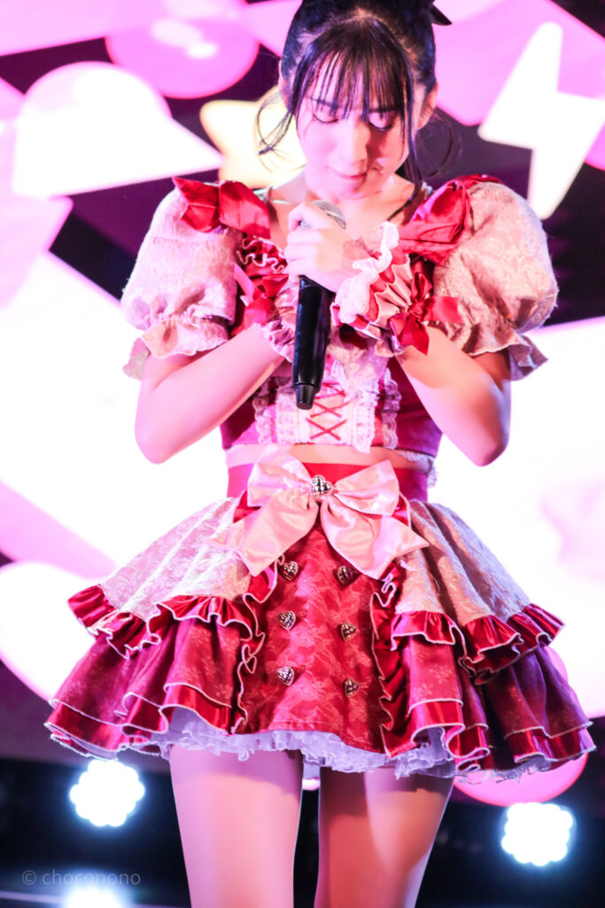 embellir(あんべりー)の水野ひなた(みずのひなた)ちゃんを最前0番からライブ中に撮影した写真。 お気に入りの紺色のリボンにポニーテール。口を引き結んで視線を下に落としながら祈るようにマイクを抱きしめている。とても綺麗。 2026年1月18日中野坂上S.U.B Tokyo IDOL ADVENTUREにて撮影