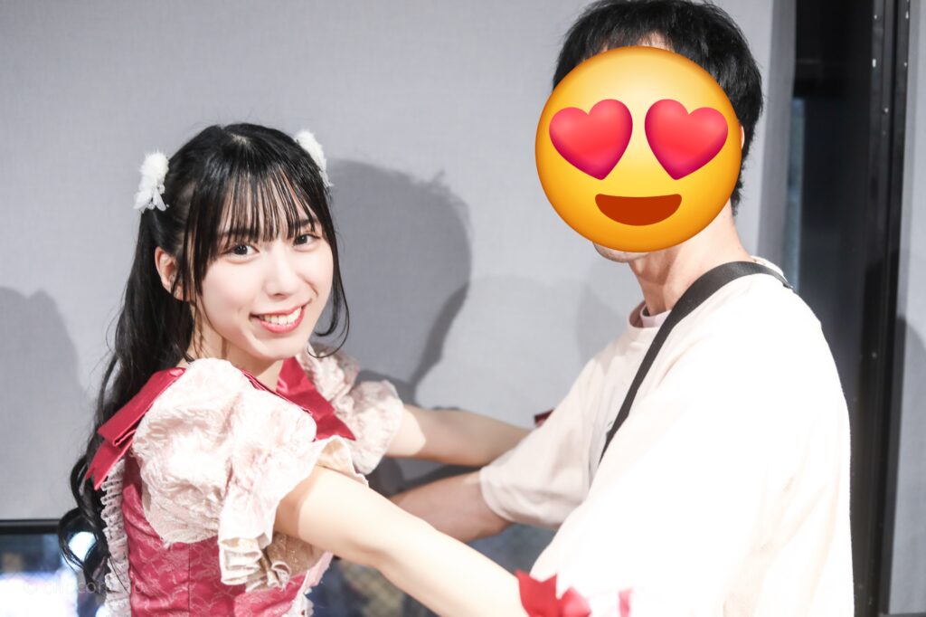 embellir(あんべりー)の水野ひなた(みずのひなた)ちゃんと特典会で撮影してもらったツーショット写真。 ぎゅーっと抱き合うジェスチャーでカメラに向かって微笑んでくれている。 2026年1月23日GOTANDA G4 無銭ぷろじぇくと!!にて撮影