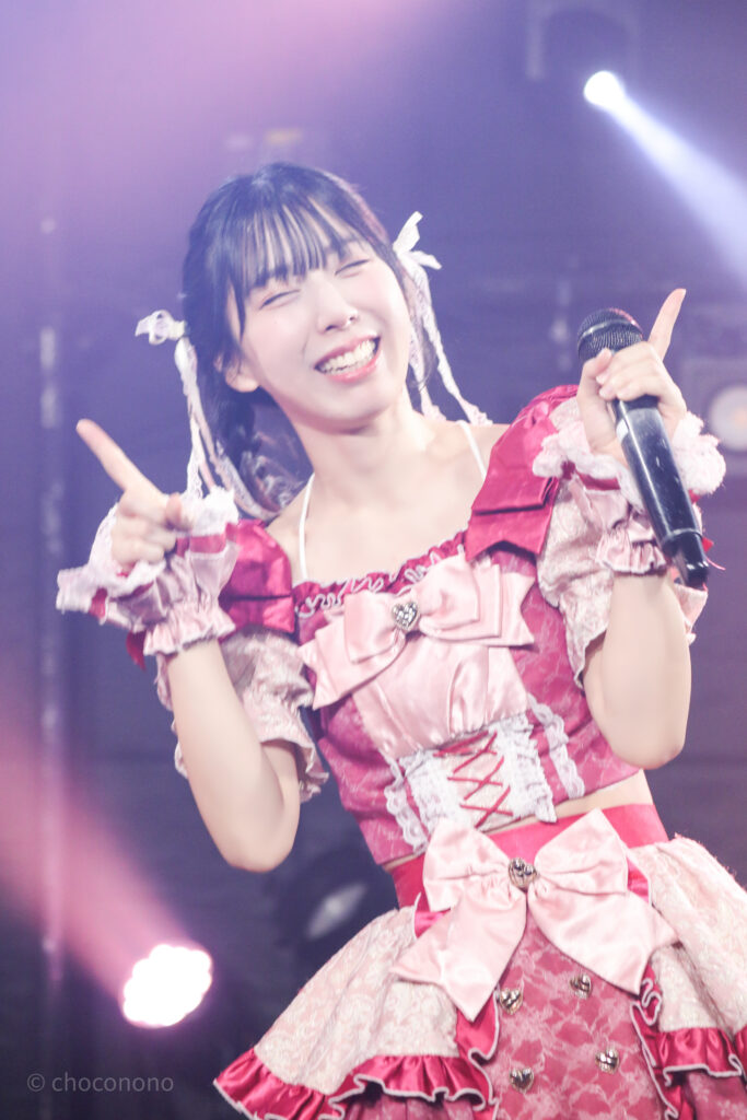 embellir(あんべりー)の水野ひなた(みずのひなた)ちゃんを最前0番の位置からライブ中に撮影した写真。 ベリーベリーの間奏、童謡MIXに合わせて笑顔で指揮を執っているようなシーン。 2026年1月24日浅草VAMPKIN　COLORFUL IDOLFESにて撮影