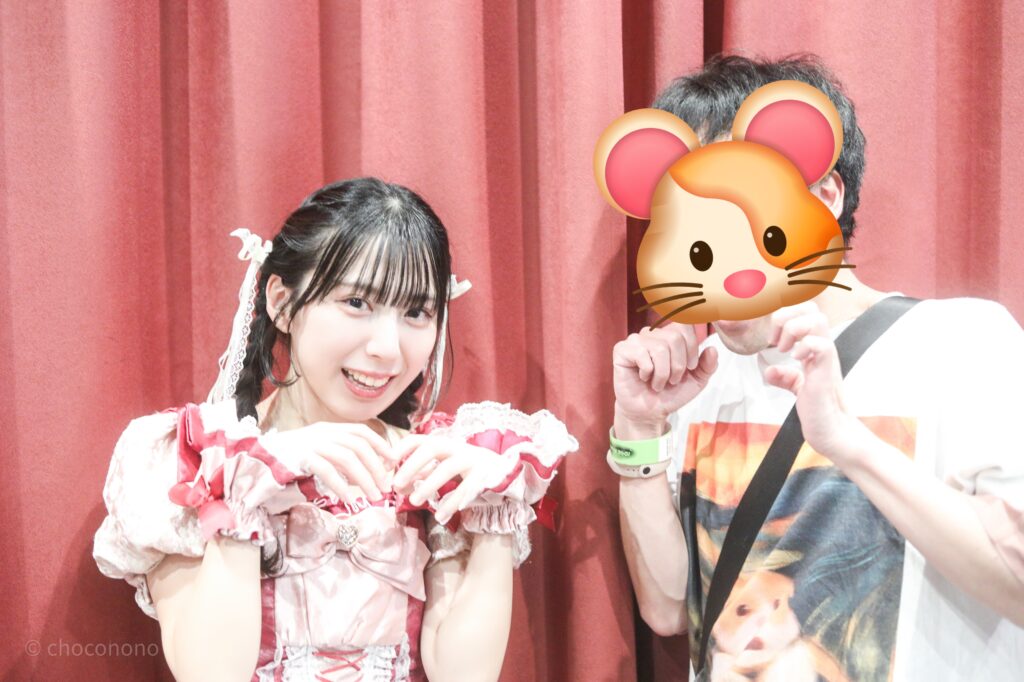 embellir(あんべりー)の水野ひなた(みずのひなた)ちゃんと特典会で撮影してもらったツーショット写真。 二人で驚くハムスターのミーム画像の顔真似をしている。 2026年1月24日浅草VAMPKIN　COLORFUL IDOLFESにて撮影。