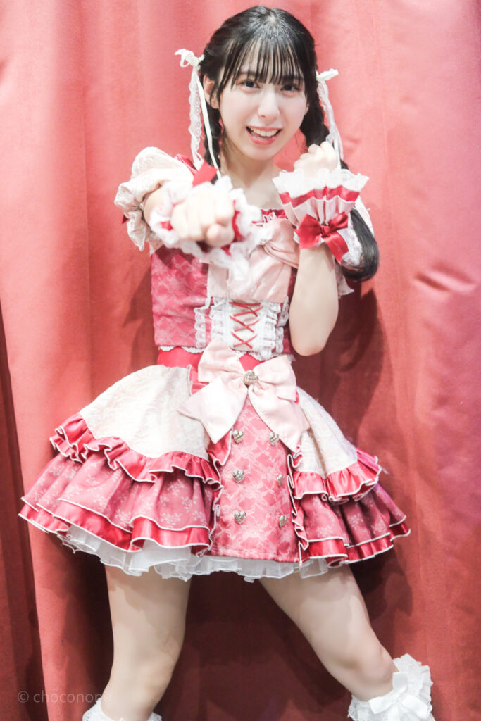 embellir(あんべりー)の水野ひなた(みずのひなた)ちゃんを特典会で撮影したソロショット写真。 こちらに向かってパンチしているのだが、腰が引けていてちょっと弱そうなところまで含めて完璧に可愛い。 2026年1月24日浅草VAMPKIN　COLORFUL IDOLFESにて撮影。