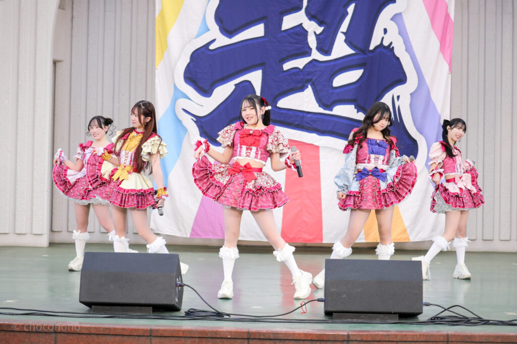 embellirを3列目真ん中付近からライブ中に撮影した写真。未熟なプリンセスラストのフォーメーション。全員でスカートの端をつかんでプリンセスポーズを決めている。 2026年1月25日上野水上音楽堂 超FREE BOMBER!!にて撮影