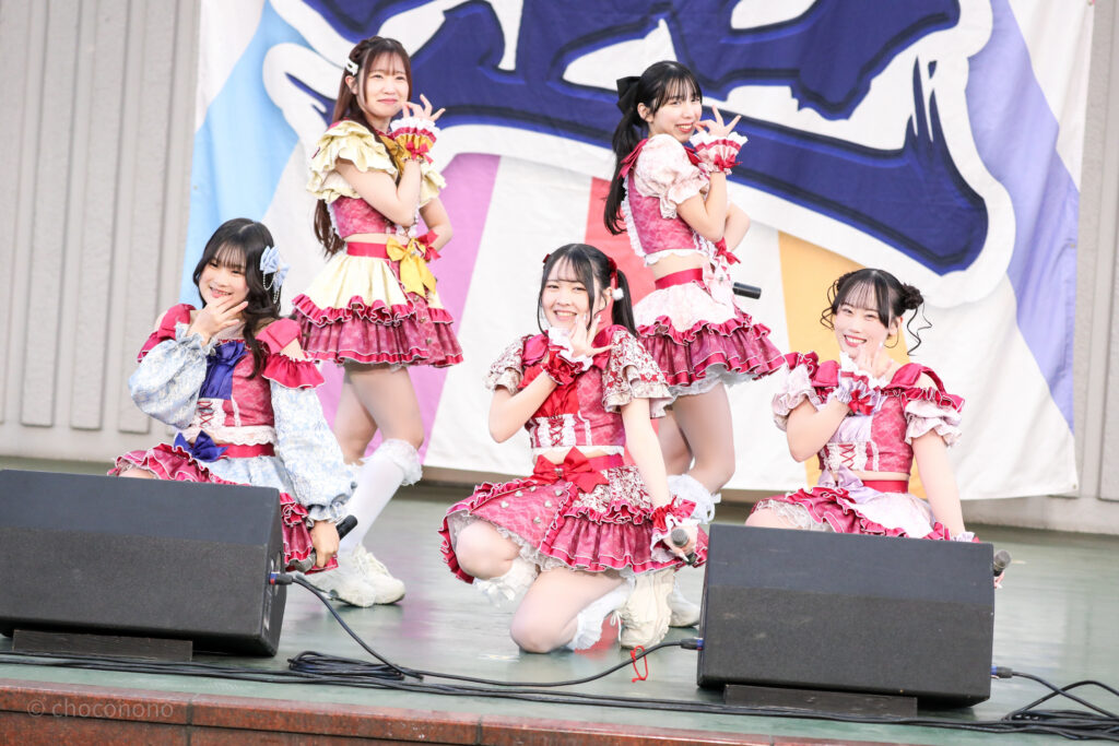 embellirを3列目真ん中付近からライブ中に撮影した写真。ベリーベリーラストのフォーメーション。前後二列に並んでベリーをかじるポーズをしている。 2026年1月25日上野水上音楽堂 超FREE BOMBER!!にて撮影