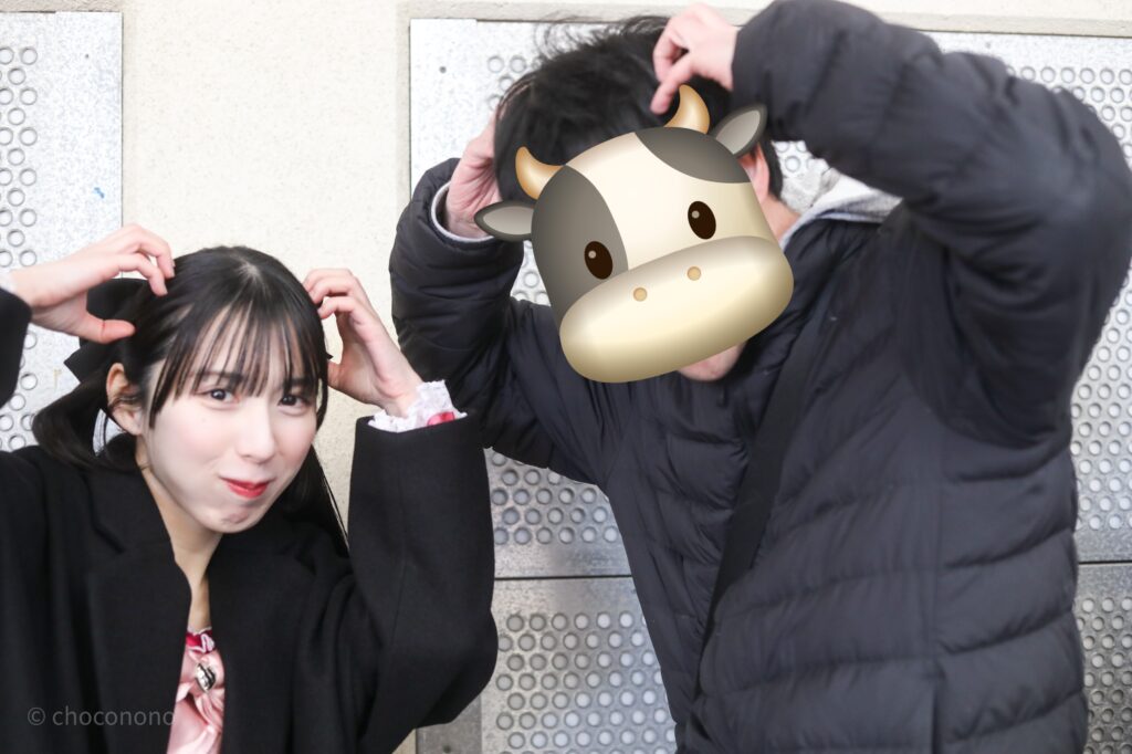 embellir(あんべりー)の水野ひなた(みずのひなた)ちゃんと特典会で撮ってもらったツーショット写真。頭の上に耳を表すジェスチャーをして「パンダ」ポーズ。 2026年1月25日上野水上音楽堂 超FREE BOMBER!!にて撮影。