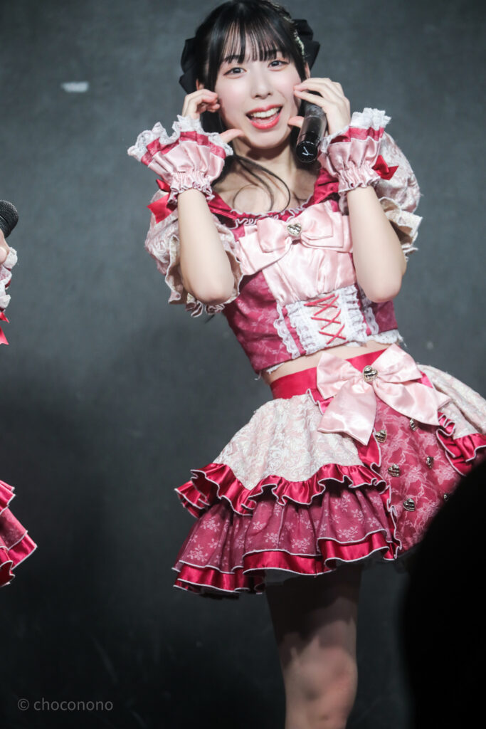 embellir(あんべりー)の水野ひなた(みずのひなた)ちゃんを後方下手1番あたりからライブ中に撮影した写真。 両手で顔の横にハートを作ってにこにことこちらを見つめてくれている 2026年1月30日GOTANDA G6 キミ推しフェスにて撮影