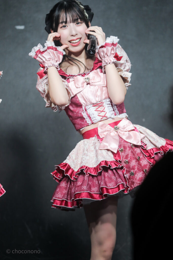 embellir(あんべりー)の水野ひなた(みずのひなた)ちゃんを後方下手1番あたりからライブ中に撮影した写真。 両手で顔の横にハートを作ってにこにことこちらを見つめてくれている 2026年1月30日GOTANDA G6 キミ推しフェスにて撮影